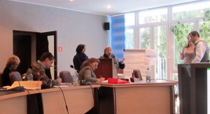 Алла Шитикова и Галина Матюшенко презентуют участникам семинара результаты групповой работы и отвечают на вопросы экспертов.