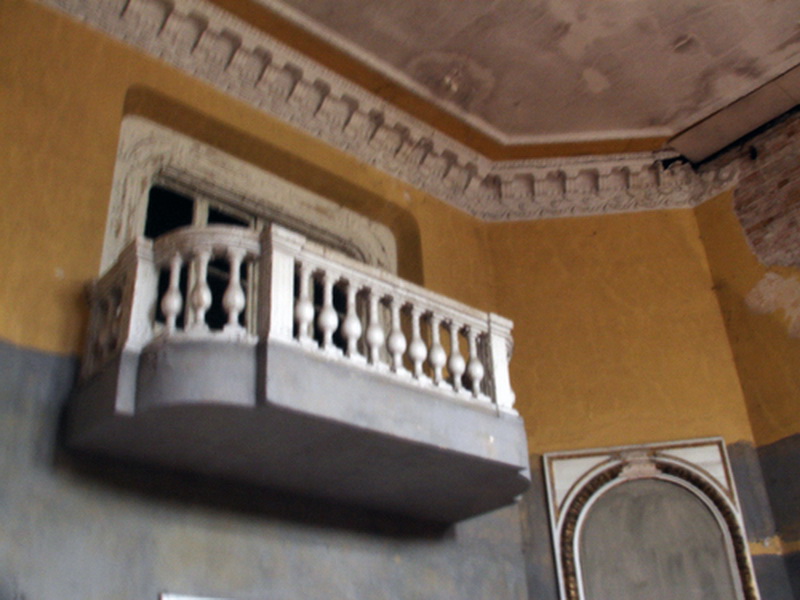 Захаваўся аркестравы балкончык у бальнай зале палаца ў Гузаве